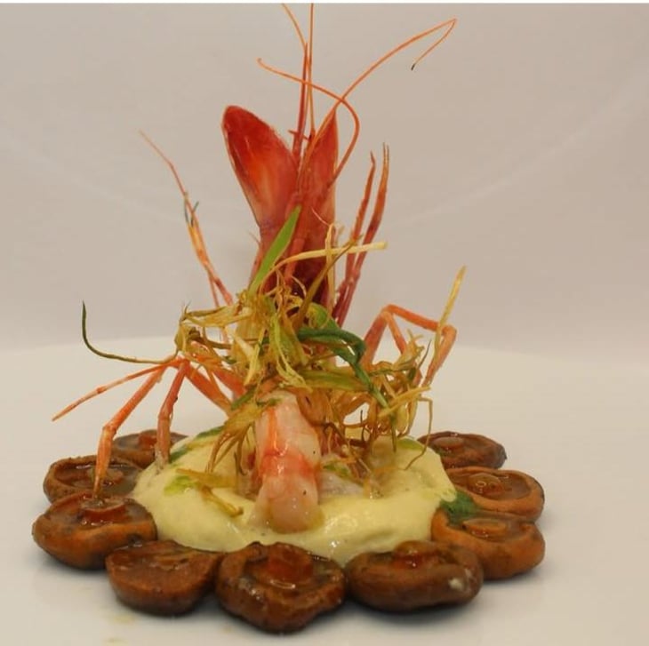 Revuelto Cremoso De Ajillo Tiernos, Robellones Y Gamba Roja De Palamós Cocinada Al Vapor Ahumado De Frutal Y La Cabeza A La Brasa -  - 951187