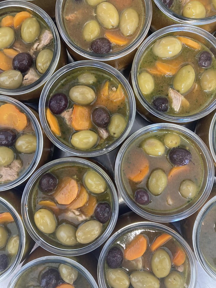 Épaule De Veau De L’Isere Confite Aux Olives Chilkidiki, Aromates Du Jardin Et Basilic Frais - Chez Chloé - 1392429