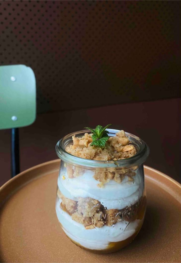 Ricotta Montata Con Crumble Fatto In Casa,Marmellata Di Albicocche E Miele -  - 594816
