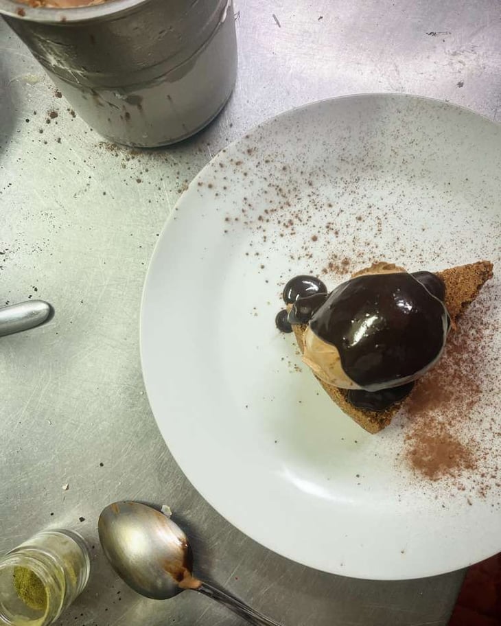 Torta Caprese, Gelato Al Cioccolato Fondente Amedei, Mandorle Tostate Caramellate - Trattoria Cacciaconti - 595781