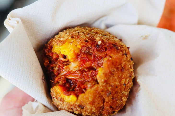 Arancino Al Sugo Speziato Di Nonna - Uzeta Bistro Siciliano - 767321