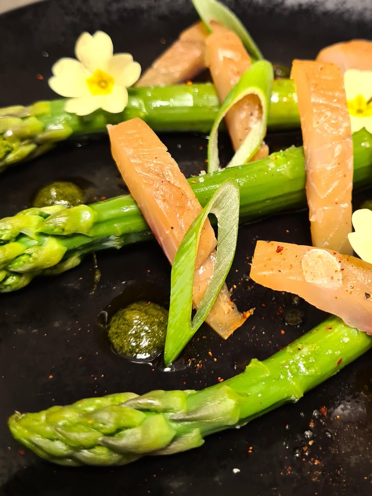 Asperges Vertes, Féra Fumé Maison, Vinaigrette À L'Ail Des Ours - Là-Haut - 606387