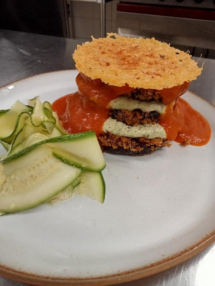 Aubergines Panées, Labné Basilic, Sauce Tomate Et Salade De Courgettes - Ooli Restaurant - 666440