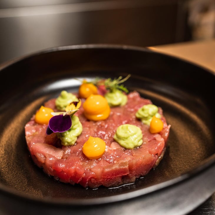 Battuta Di Fassona, Gelee Di Mango E Puree Di Avocado - Q.B. bistró - 691113