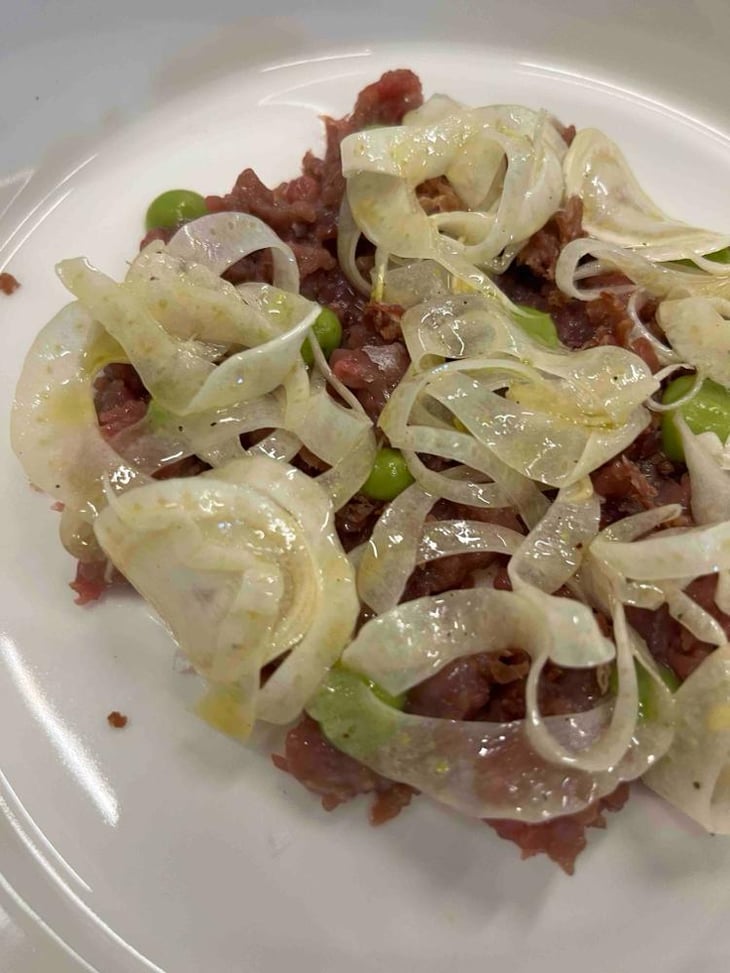 Battuta Di Mamzo Al Coltello, Vellutsta Di Broccoletto Polvere Di Prosciutto Crudo E Finocchio Croccante - Parbleu cafè - 713759