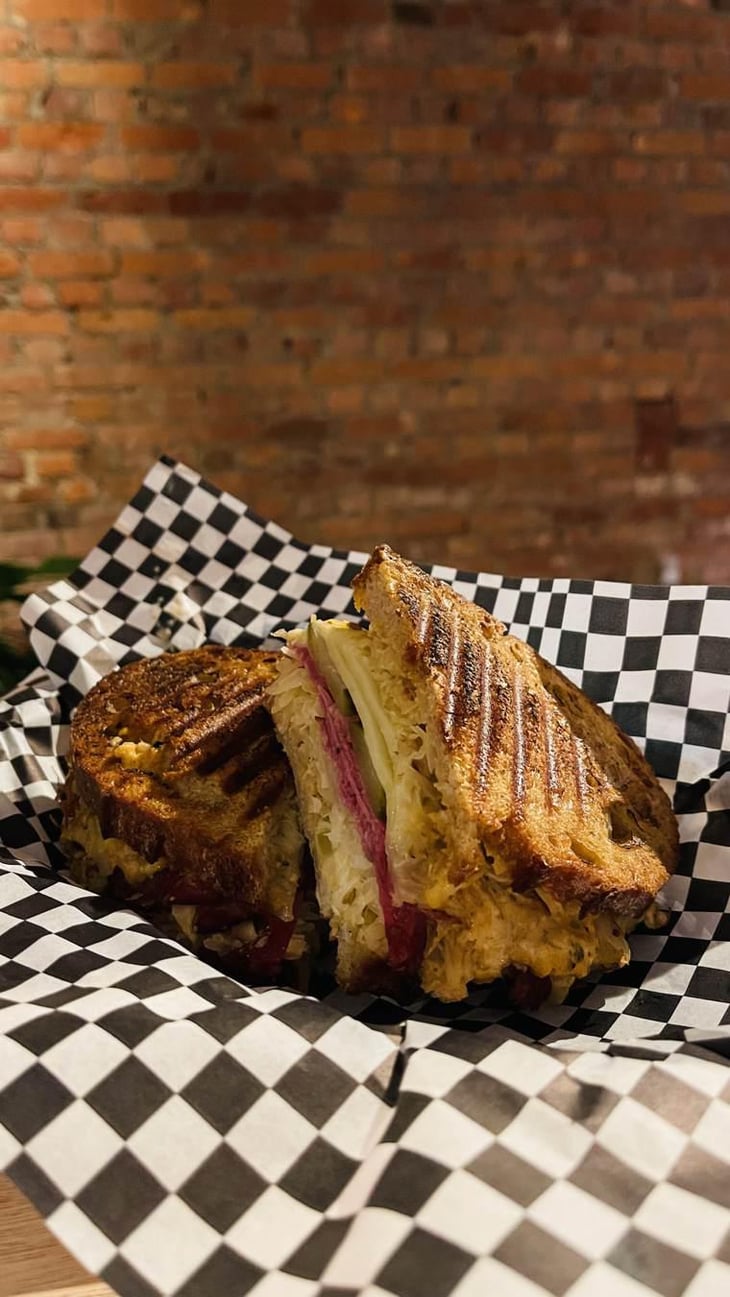Rueben Sandwich - deli BARRIO - 515764