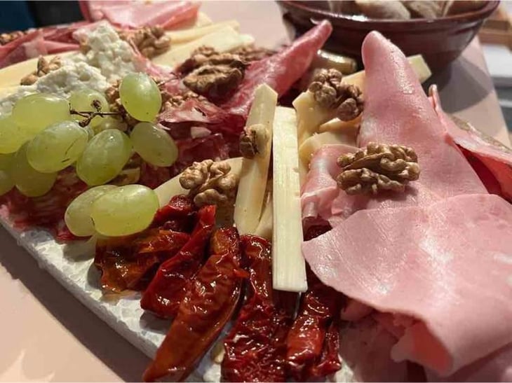 Board With Artisanal Cheese And Charcuterie. - MOSTO - 550125