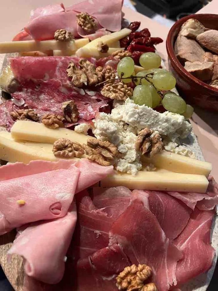 Board With Artizanal Cheese And Charcuterie. - MOSTO - 550124