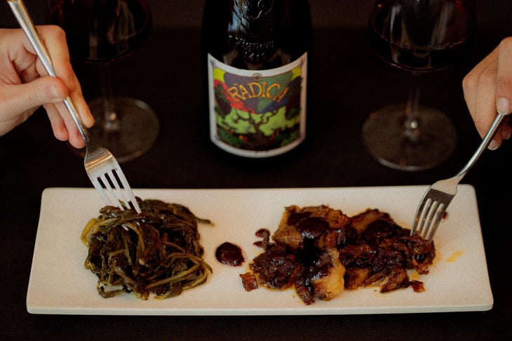Brisket Di Manzo Con Verdure Selvatiche E Riduzione Di Vino Rosso E Mirtilli - Siculishh - 763860