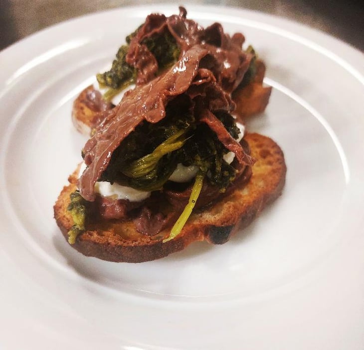 Bruschettina Di Pane Fatto In Casa, Carpaccio Di Cuore Di Manzo, Broccoletti E Stracciatella - Locanda dell’Orsiera - 623328