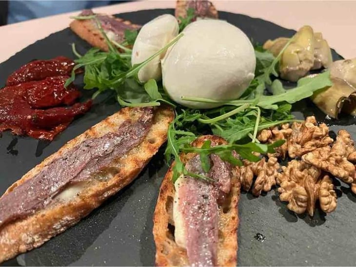 Burratina And Crostini With Anchovies From Cantabrian See. - MOSTO - 550123