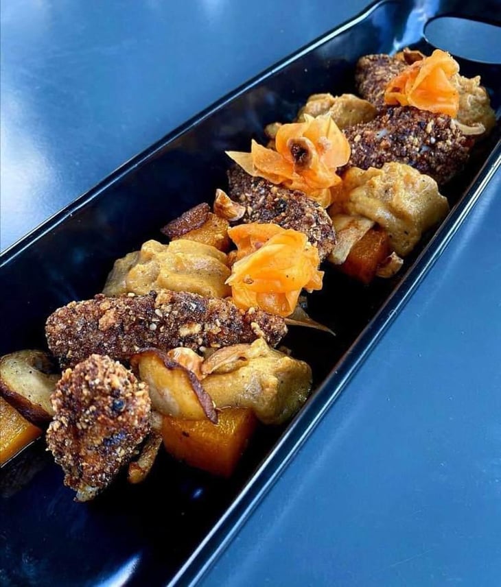 Cabillaud En Croûte De Noisettes, Syphon Butternut Café, Wok Champignons Des Bois, Pickles De Courges Et Noisettes Torréfiées - La Buvette - 420774