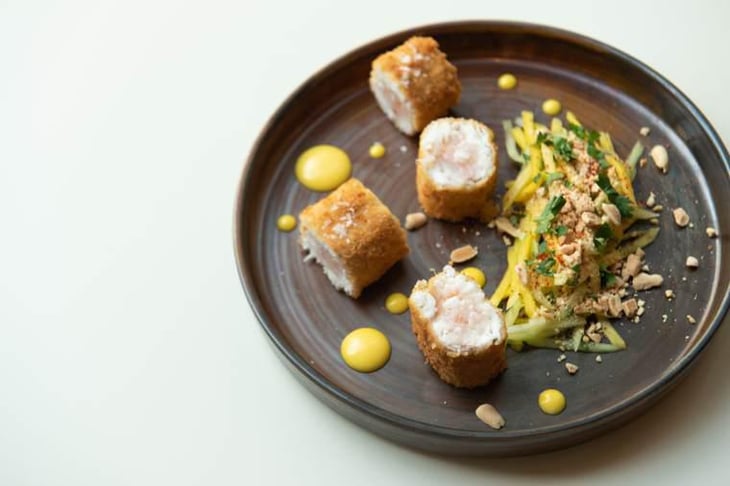 Cannolo Di Spigola Ripieno Di Gamberi Rosa Con Insalatina Di Mango Acerbo, Cetrioli, Arachidi E Coriandolo E Maionese Al Lime - Casadora - 464815