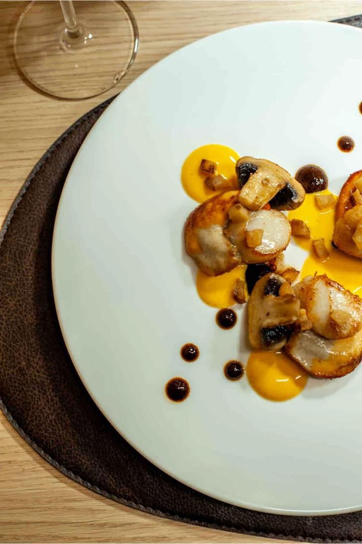 Capesante Al Burro, Maionese Ai Ricci Di Mare E Guanciale. - Sestante Osteria di Mare - 529818