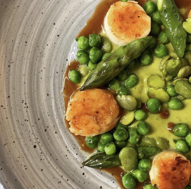 Cappesante Al Brandy Con Fave, Piselli E Asparagi - Colombo e Marzoli Caffe con Cucina - 630838