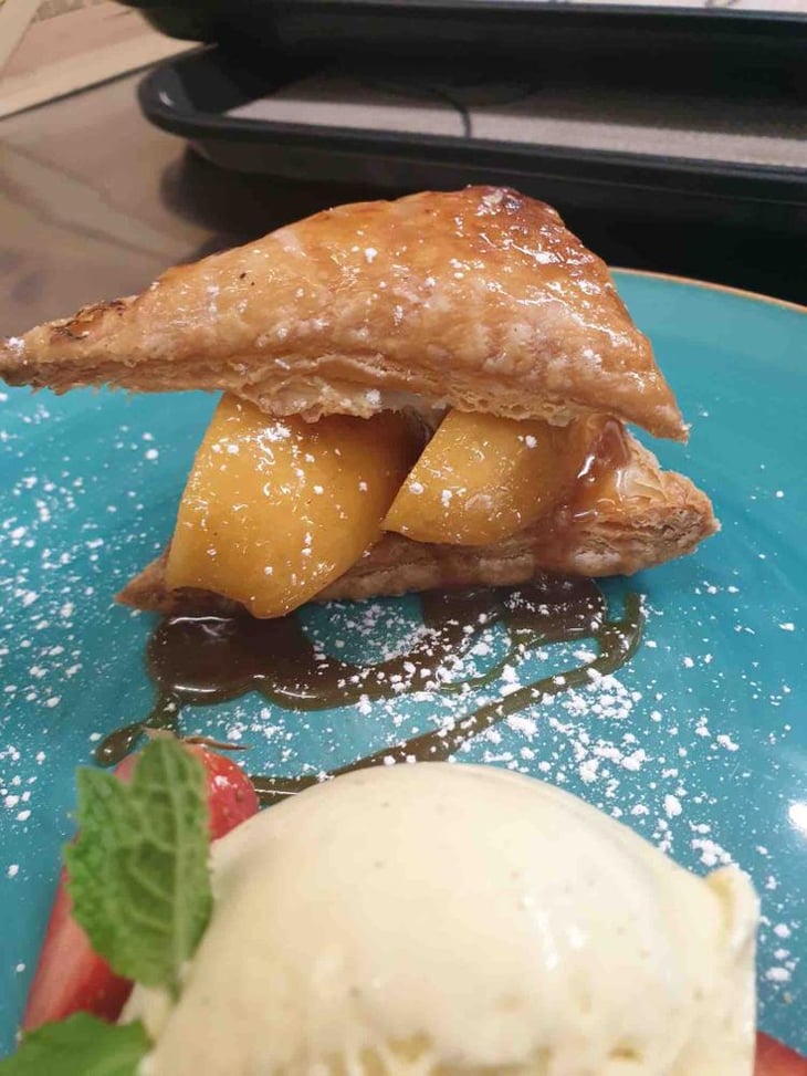 Caramelized Apples, Puff Pastry And Bourbob Vanilla Ice Cream - Tree Brasserie - 684789