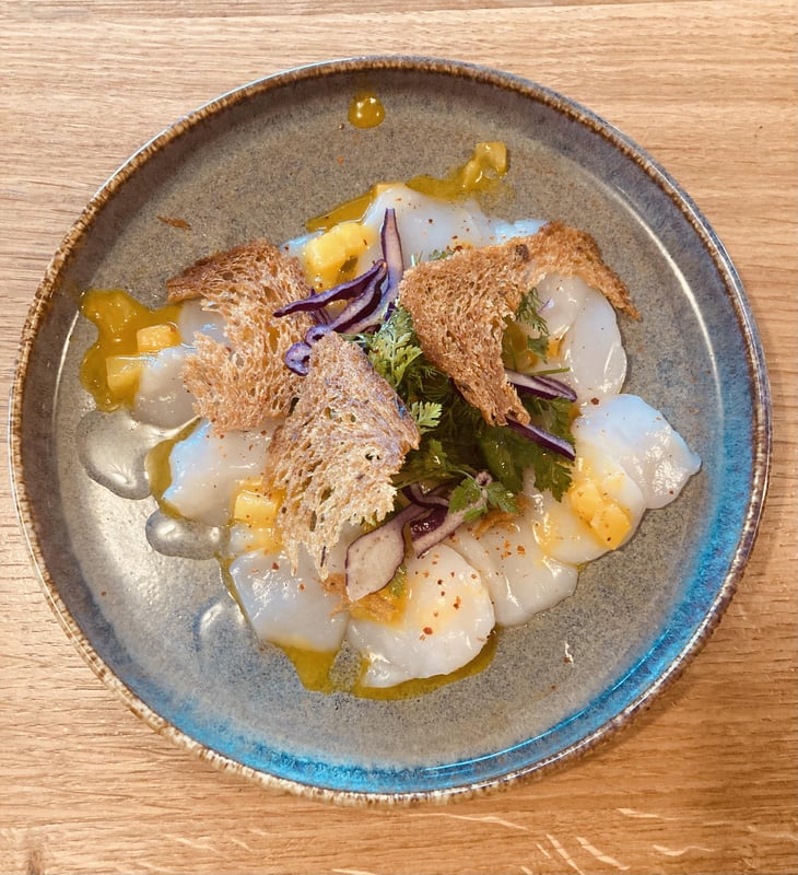 Carpaccio De Saint-Jacques D ´Erquy, Mangue, Ananas, Citron Vert, Huile Vanille - Brume - 613258