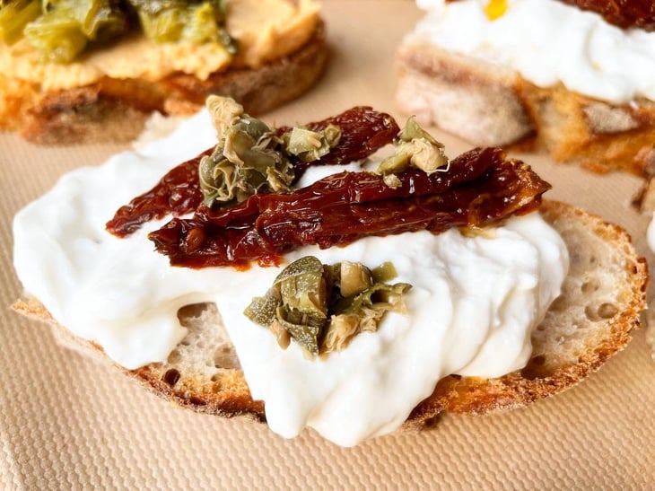 Cicchetto Stracciatella, Capperi E Pomodoro Essiccato - La Bottiglia Volante - 630682