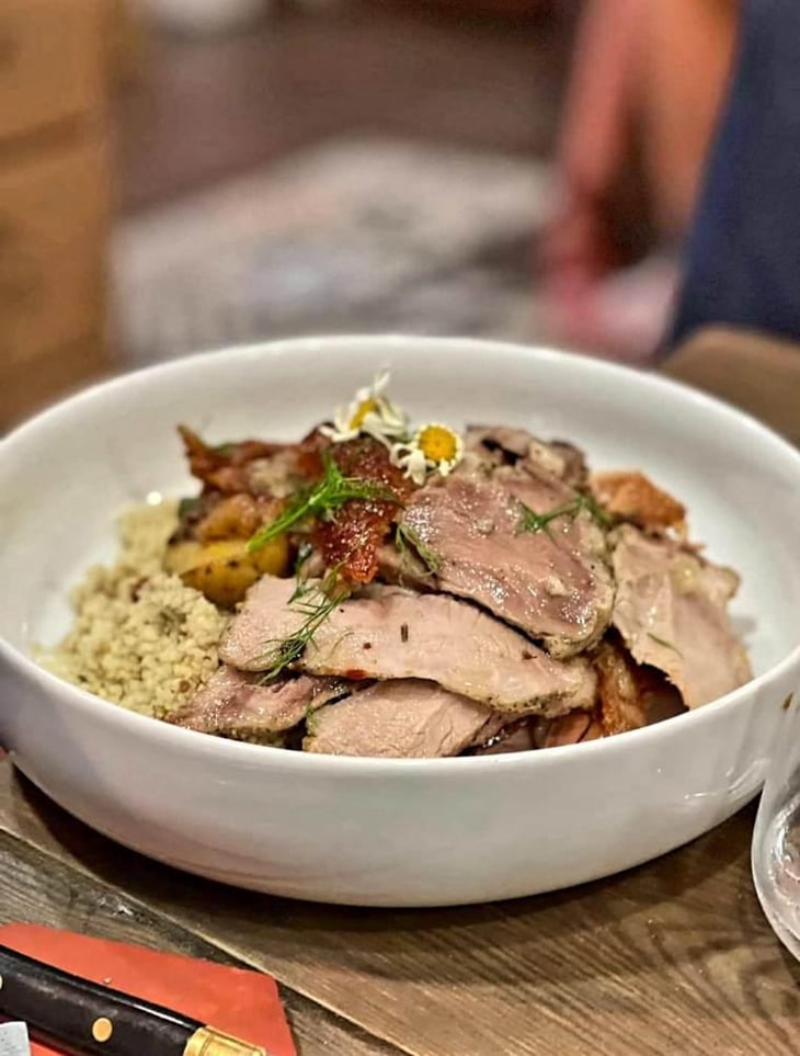 Cochon Roulé Et Roti Aux Herbes, Avec Tomates Sechèes Et Semoule De Couscous - La Pêche à la Vigne - 369392