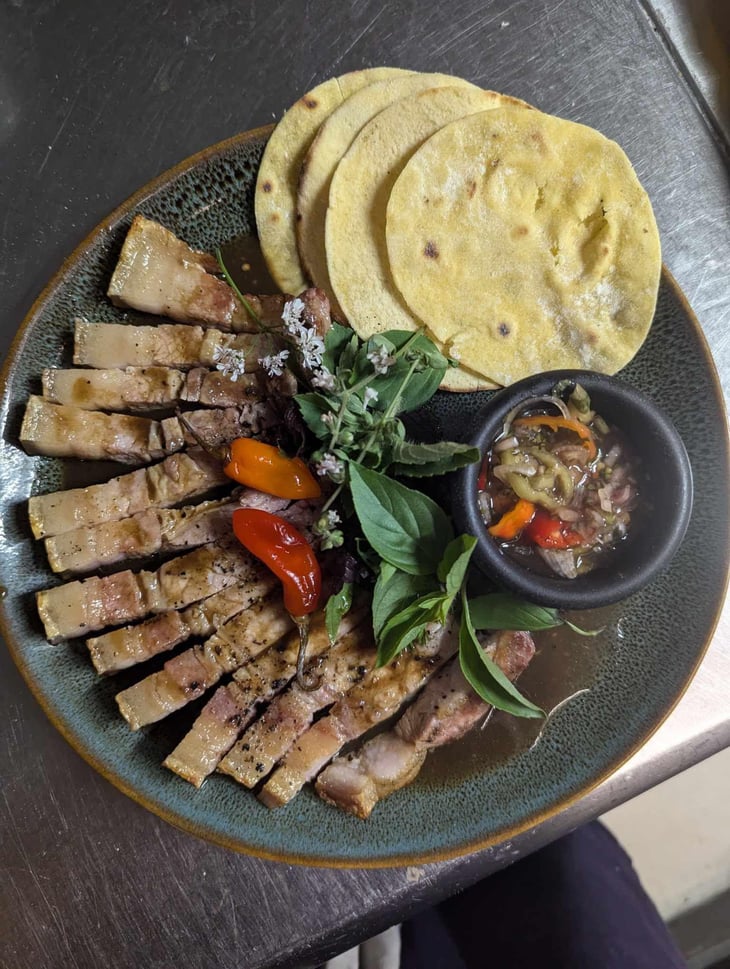 Côte De Cochon Bbq, Bisque De Crustacés, Sauce Nam Jim Aux Piments Fermentés - Yemanja - 785492