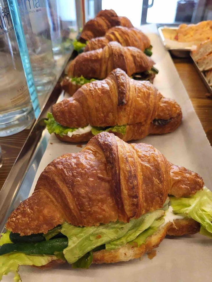 Croissant Farciti Con Spalmabile Di Capra Kumparicka, Zucchine Novelle, Misticanza - Pagna - Panificio Artigianale - 619503