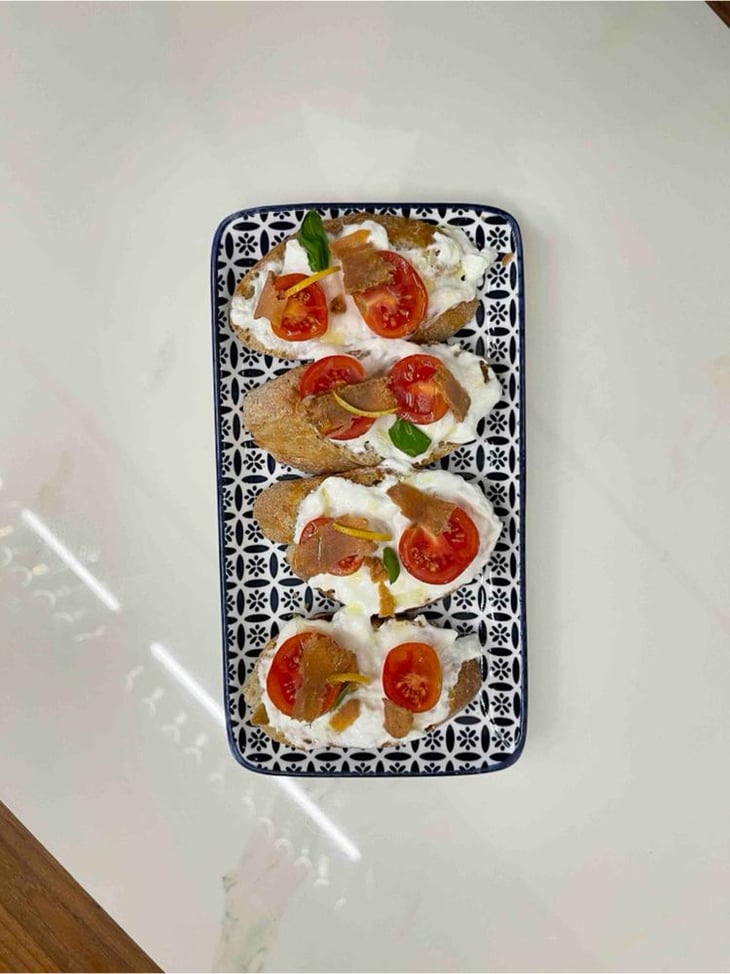 Crostini Bottarga Di Tonno, Pomodorini, Stracciatella - Symposium wine bar - 681304
