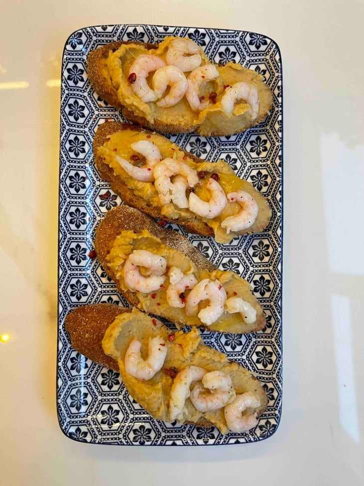 Crostini, Gamberetti, Crema Di Ceci, Pepe Rosa - Symposium wine bar - 631209