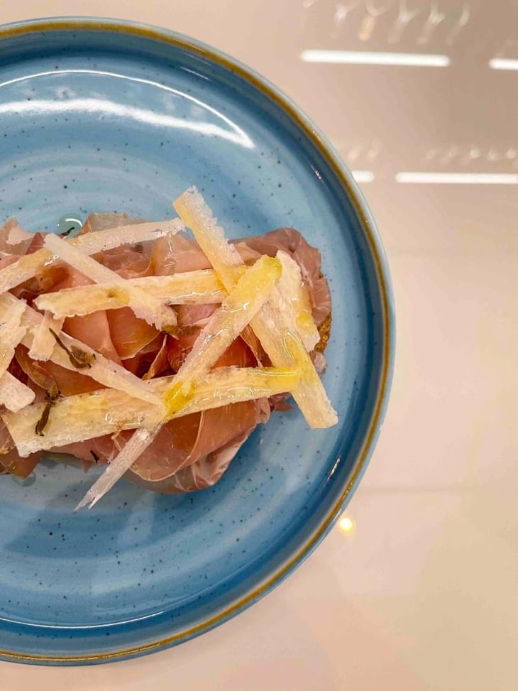 Crostone Crudo Al Tartufo, Parmigiano 70 Mesi, Olio Evo - Symposium wine bar - 619855