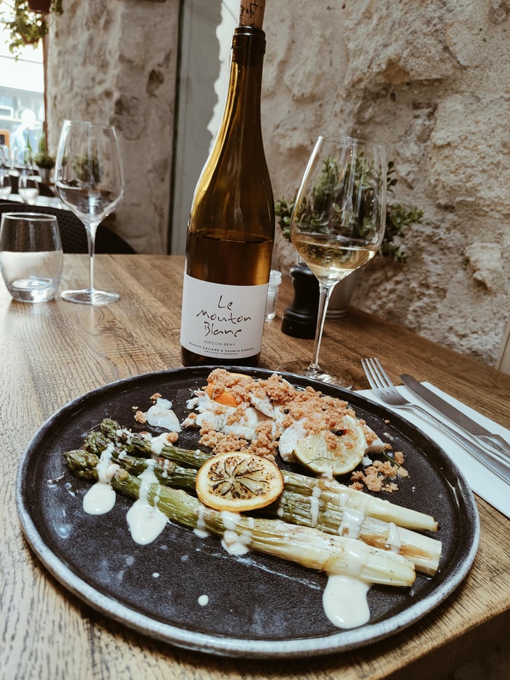 Crumble De Lieu Noir Avec Asperges Et Citrons Confits - Les Péquélets - 642378