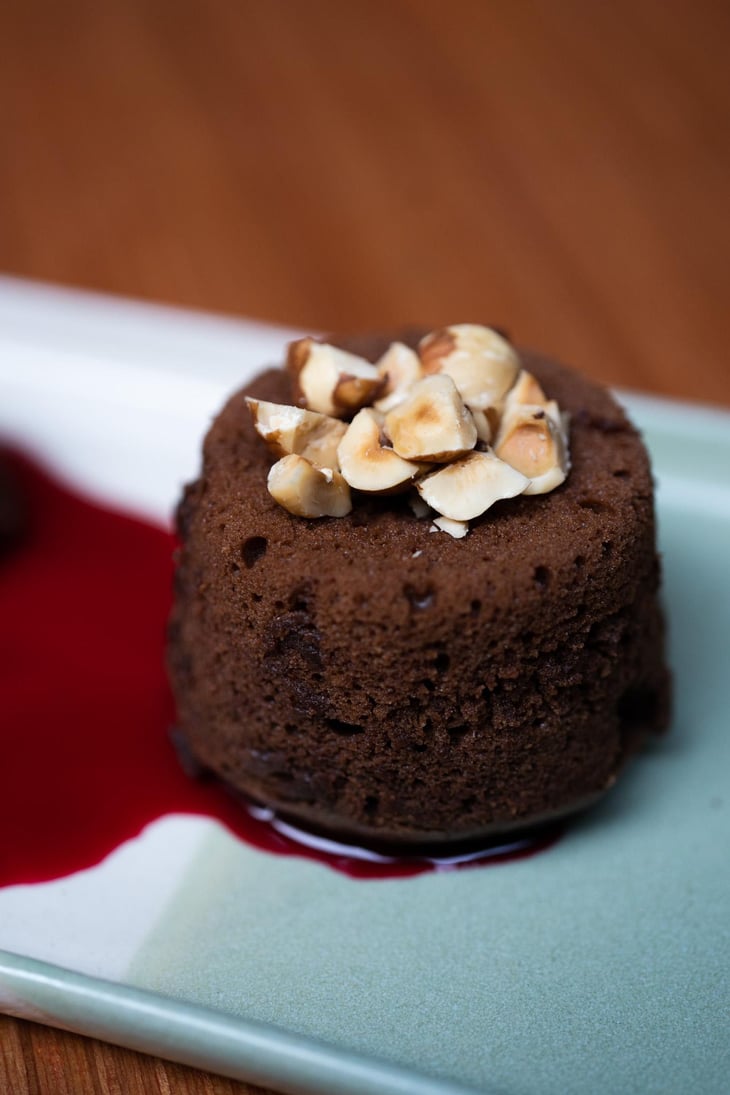 Duo De Fondants Au Chocolat Avec Cœurs Coulants; L’Un Au Caramel Beurre Salé, L’Autre Avec Un Coulis De Betterave - Titulus - 623225