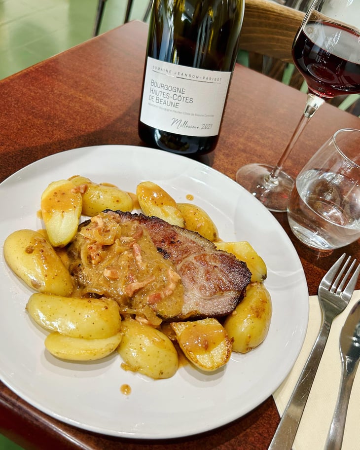 Échine De Porc Confite & Sauce Onctueuse Aux Saveurs De Miel & Moutarde Accompagnée De Pommes De Terre Grenailles Rissolées. - Gare Aux Vins - 703176