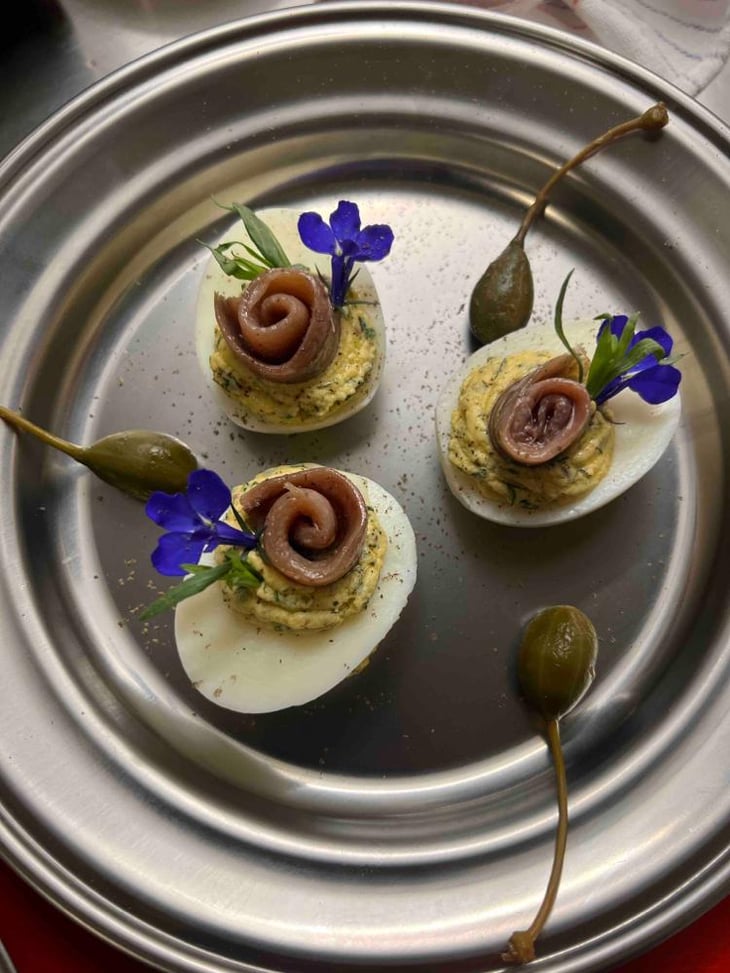 Eggs Mimosa With Anchovies And Capers - Masa Vins - 612004