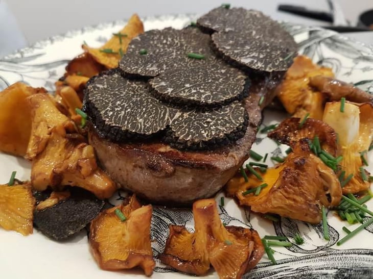 Filet De Boeuf Charolais, Girolles Du Morvan Et Truffes Fraîches Tuber Melanosporum Du Chili - Aymé Vadim - 518654