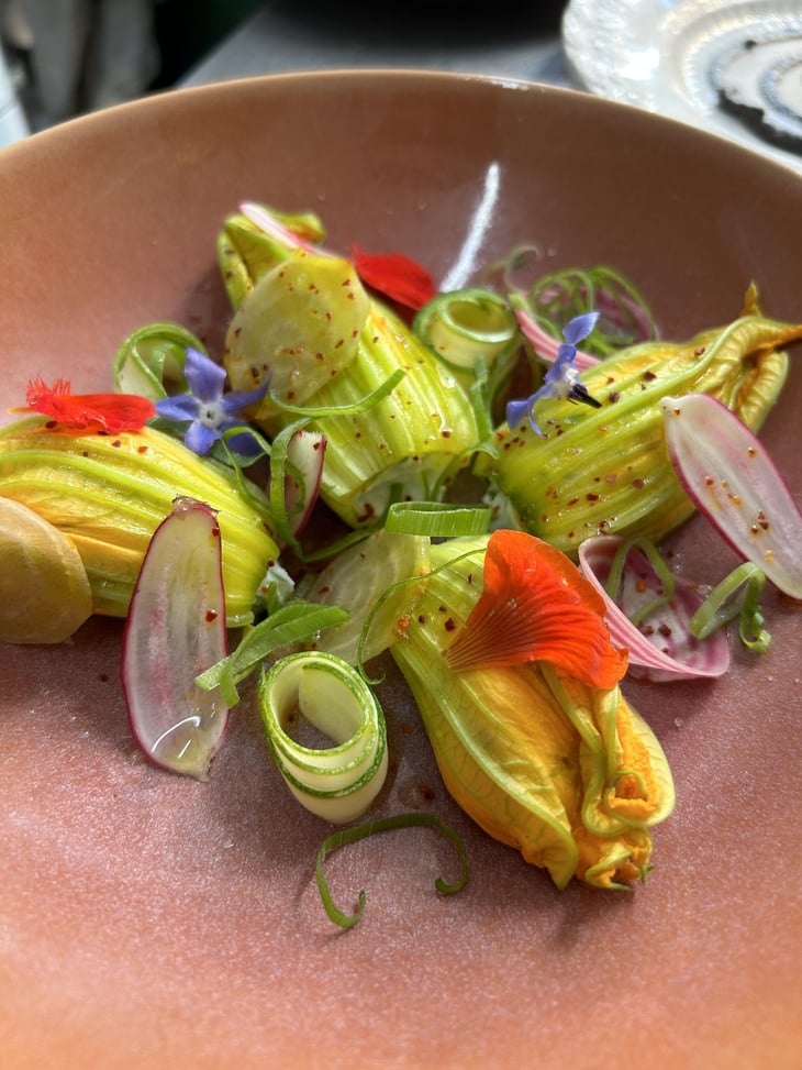Fleurs De Courgettes Farcies Au Chèvre Frais Et Basilic, Assortiment De Fleurs Et De Légumes, Du Jardin, Tapenade De Maison - Bistrot l’Esquirou - 798925