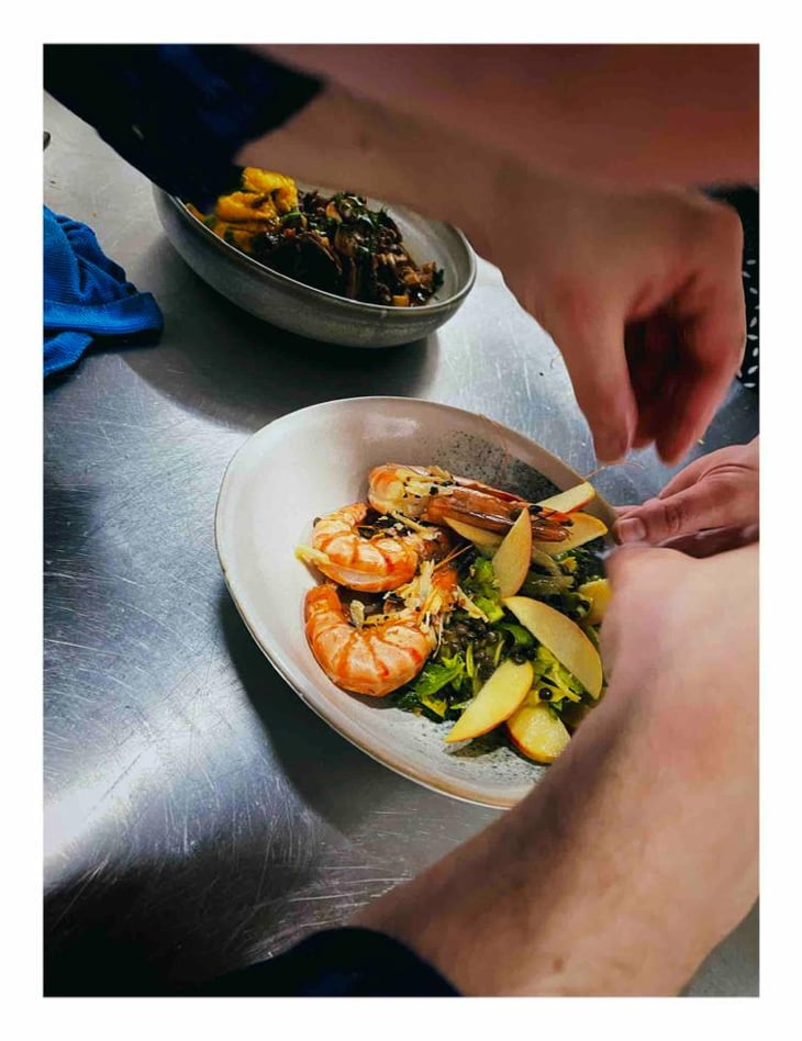 Gambas With Lentil Salad And Apple - Die Mosel - 642007