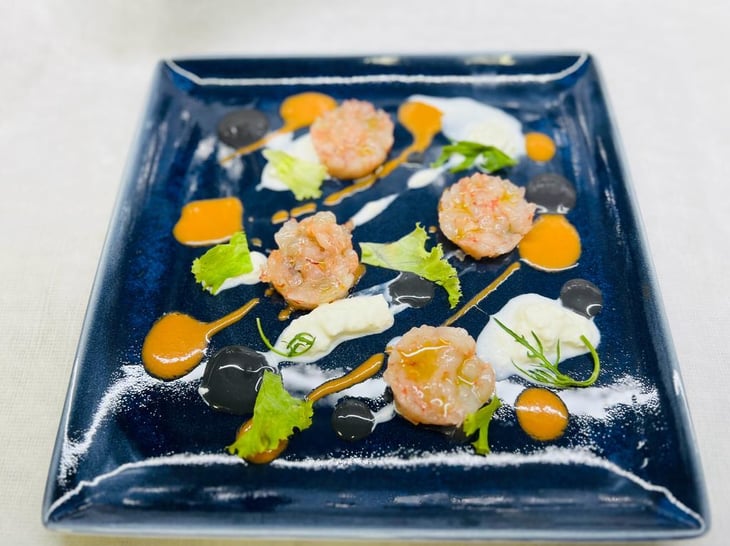Gambero Viola Dello Jonio Con Concassé E Stracciatella Di Burrata, Maionese Nera Ed Al Pistacchio E Calamaro - Raggiazzurro - 702193