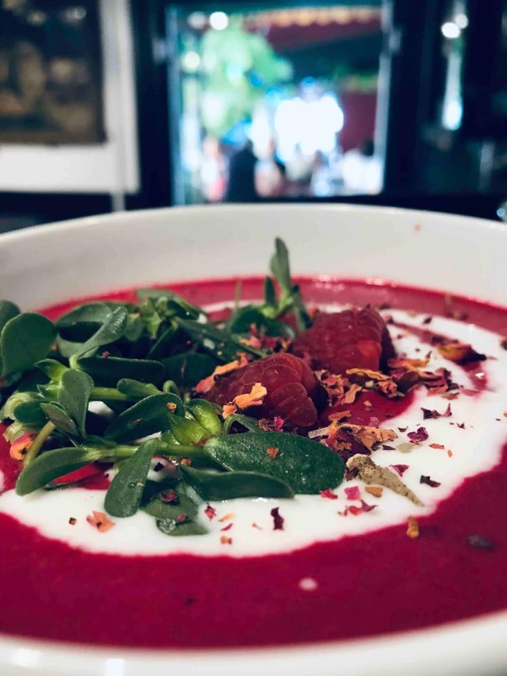 Gasoacho De Betteraves, Framboises, Eau De Rose Et Ysourt De Lqit De Chèvre. - La Cuisine-Comptoir - 627792