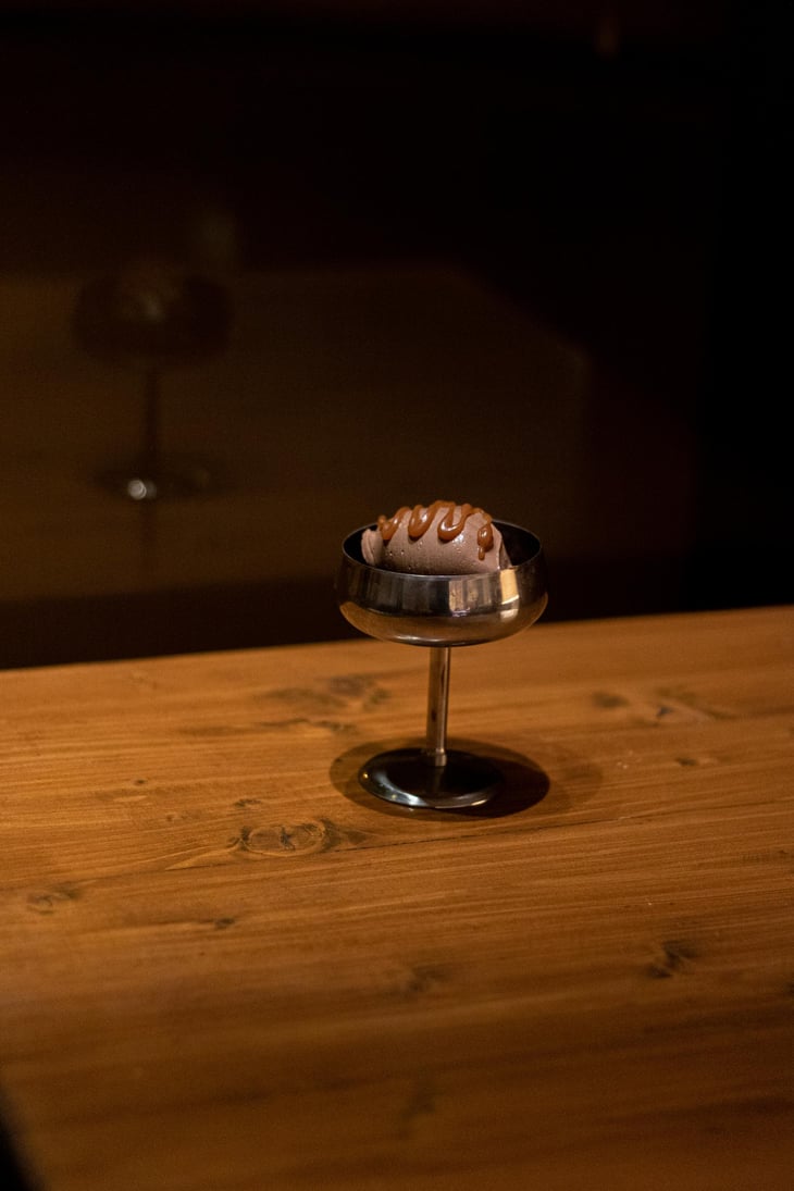 Gelato Al Cioccolato Valrhona, Pan Di Spagna Al Cacao, Rum E Caramello Salato - Osteria Fondo - 700708