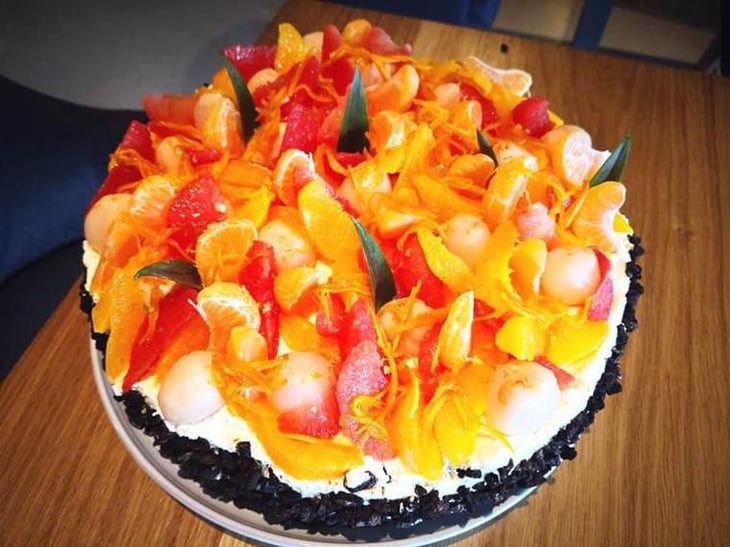 Génoise Au Chocolat, D'Une Crème Orange Amère & Grand-Marnier, De Chantilly, Recouvert D'Agrumes Frais & D'Oranges Confites - La Buvette - 420804