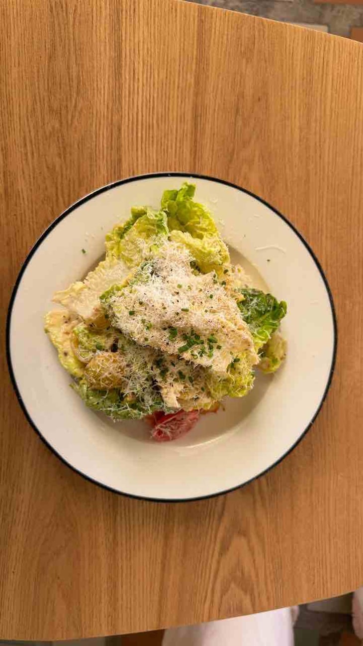 Green Salad With Grilled Shrimps, Tomatoes, Caesar Sauce With Anchovy, Breadcrumbs And Parmesan - Pomme Eatery - 778483