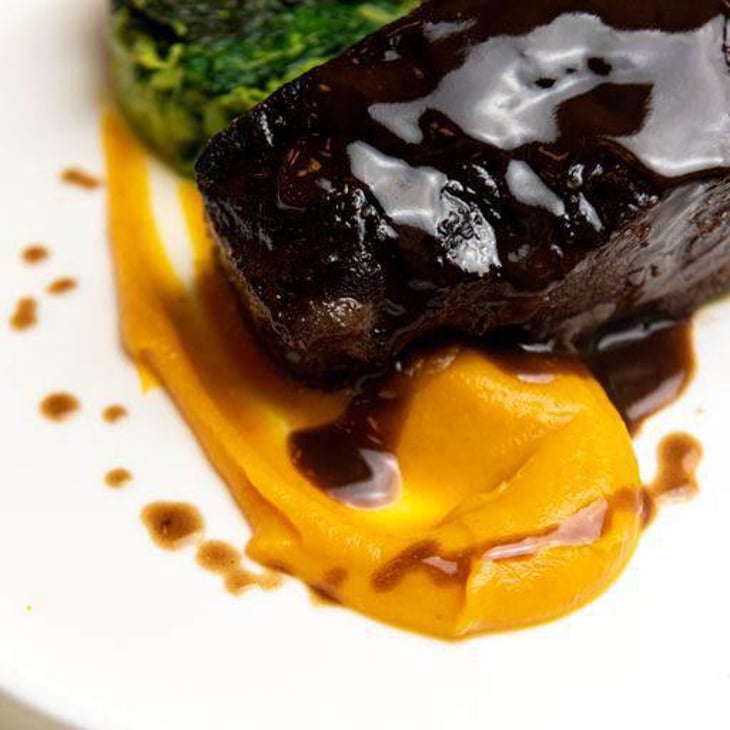 Guancia Di Manzo Brasata Al Vino Rosso Con Crema Di Zucca E Broccoletti Ripassati - Casadora - 464709