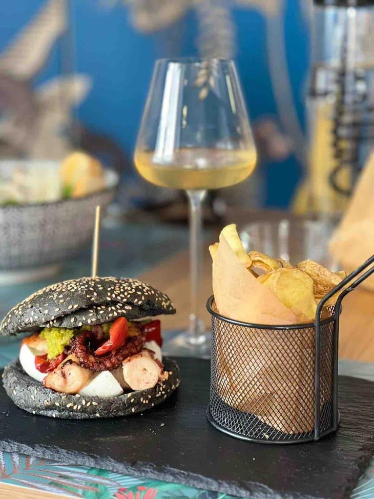 Hamburger Di Polpo, Pane Nero ,Bufala Di Battipaglia,Pesto Di Postacchio E Pomodori Secchi , - Naturalmente Jhonny - 634671