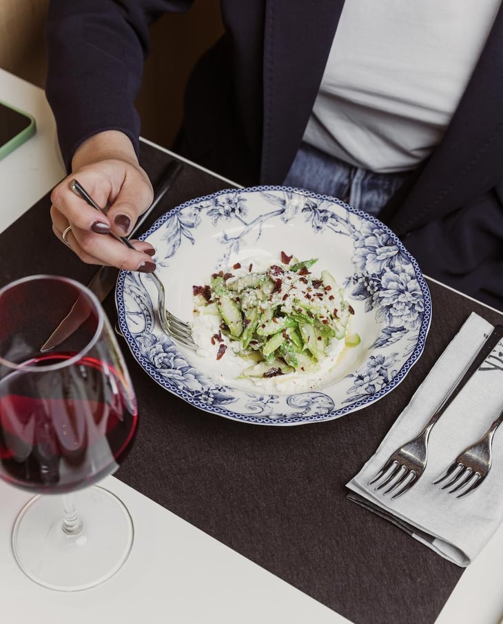 Insalata Di Asparagi Con Grana E Spalla Cotta Croccante Su Crema Di Ricotta - LaCucina - 783756