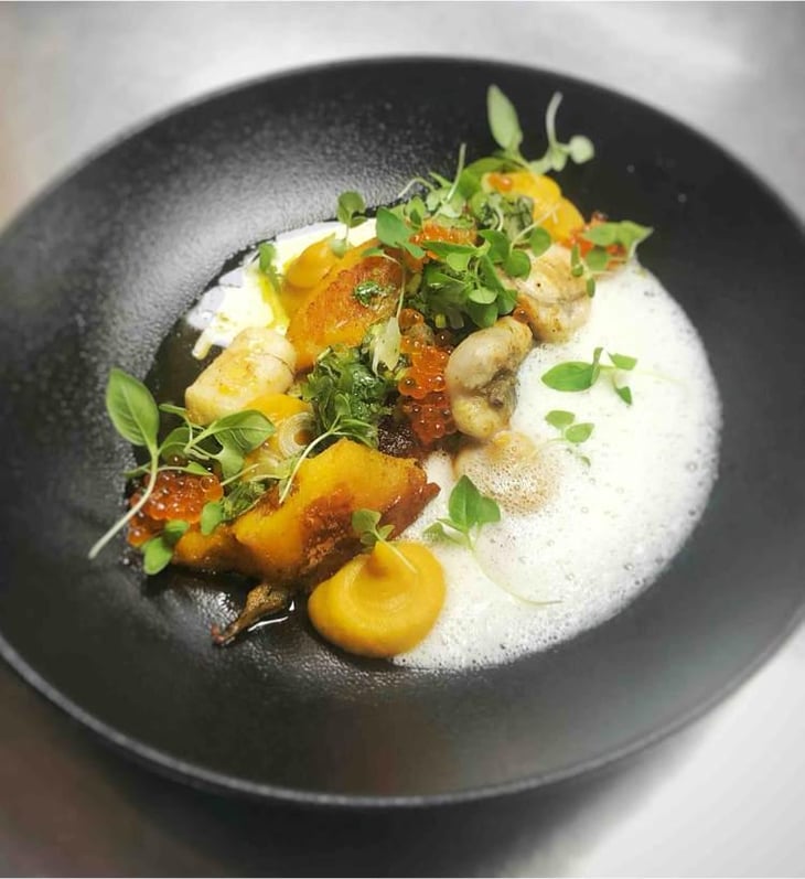 Joue De Lotte Panée, Courge Bleue De Hongrie Rôtie, Crème De Butternut Au Curry Et Condiment Chimichurri. - Cinq Mains - 5inq mains - 382726
