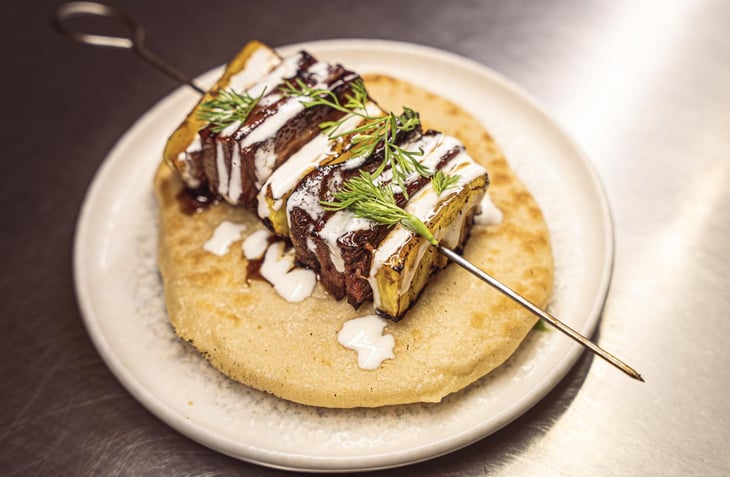 Kebab Di Lingua Alla Brace Con Ananas, Coriandolo, Yogurt E Pita - Laboratorio - 783754