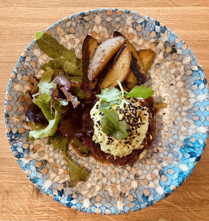 Le Tartare De Bœuf Angus Au Couteau, Espuma Wasabi, Soja & Gingembre, Pommes De Terre Rissolées & Mesclun - Brume - 776250
