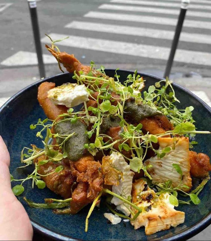 Légumes Nouveaux Et Fleurs De Courgette En Tempura, Crème De Feta Rôtie Au Miel, Purée De Brocoli À La Citronnelle, Framboise Et Pesto D’Amande - Le Myrobolant - 685203