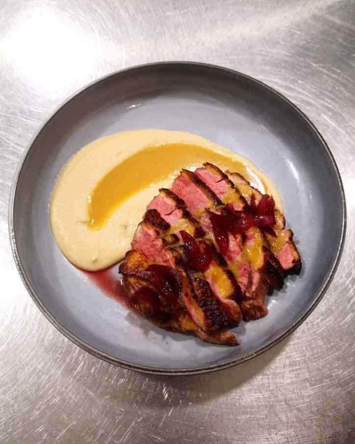 Magret De Canard Tranché Cuisson Basse Température, Purée De Céleri Râve, Pomme Granny Smith À L’Huile D’Olive, Réduction D’Orange Au Calamansi Et Bas Armagnac. - La Buvette - 420782