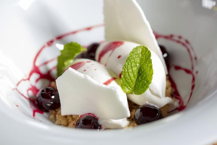 Meringa Al Lime, Gelato Fior Di Latte E Amarene - Osteria rosso di sera - 666127
