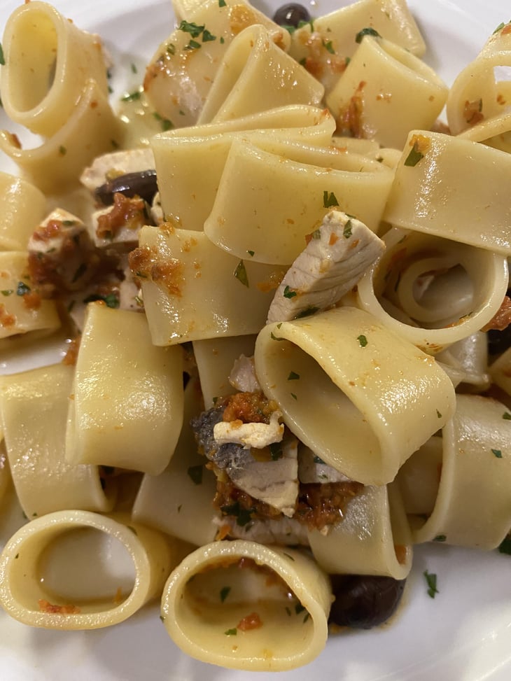 Mezzo Pacchero Senatore Cappelli, Con Pesce Soada Fresco E Pomodorini Secco Di Pachino - La Forchetta Curiosa - 635892